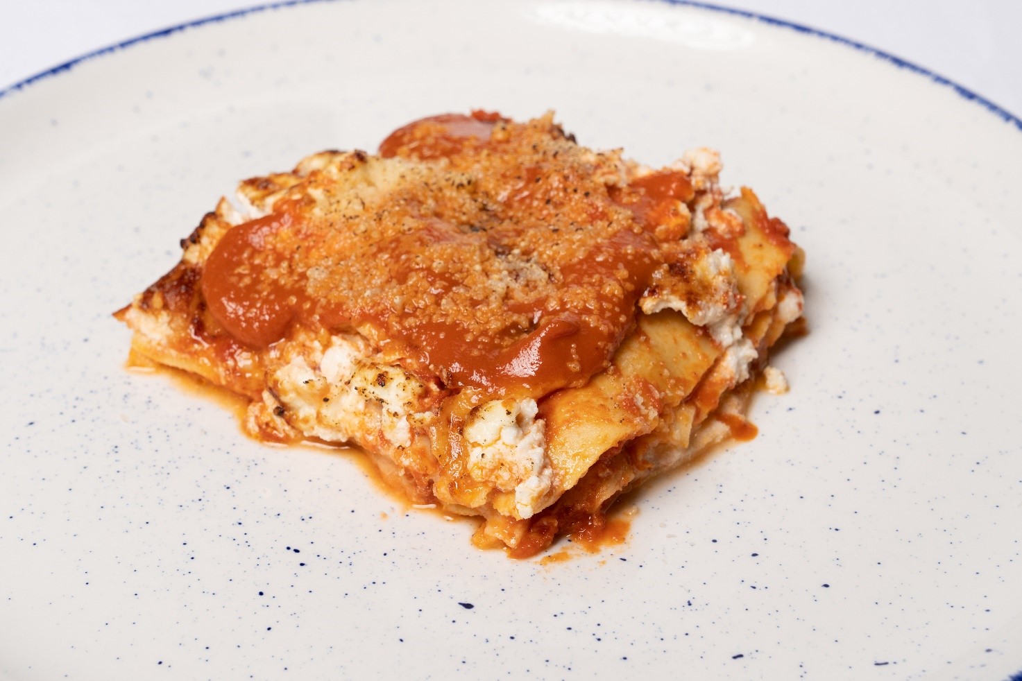 Lasagna with tomato, mozzarella and ricotta