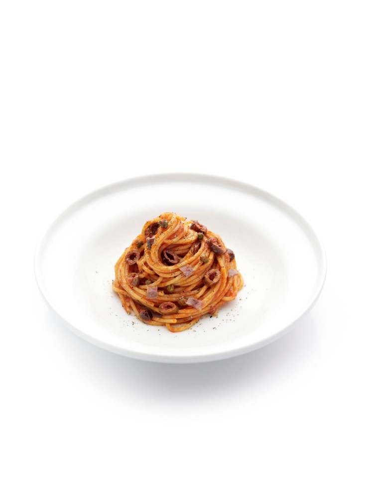 Spaghetti with black olives and capers